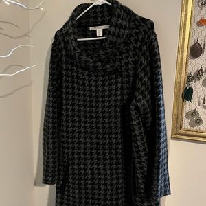 Long houndstooth cardigan. Wool blend. Has pockets!